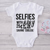 Selfies With Baby 25¢ For Saving Coolege-Funny Onesie-Best Gift For Babies-Adorable Baby Clothes-Clothes For Baby-Best Gift For Papa-Best Gift For Mama-Cute Onesie